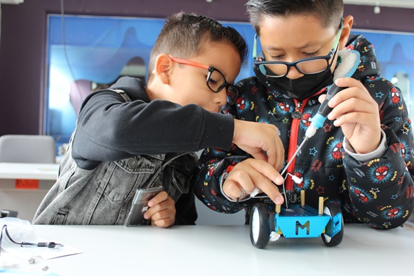 Estudiantes trabajando en un proyecto de robótica
