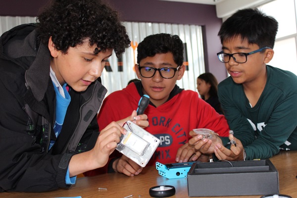 Estudiantes presentando un proyecto
