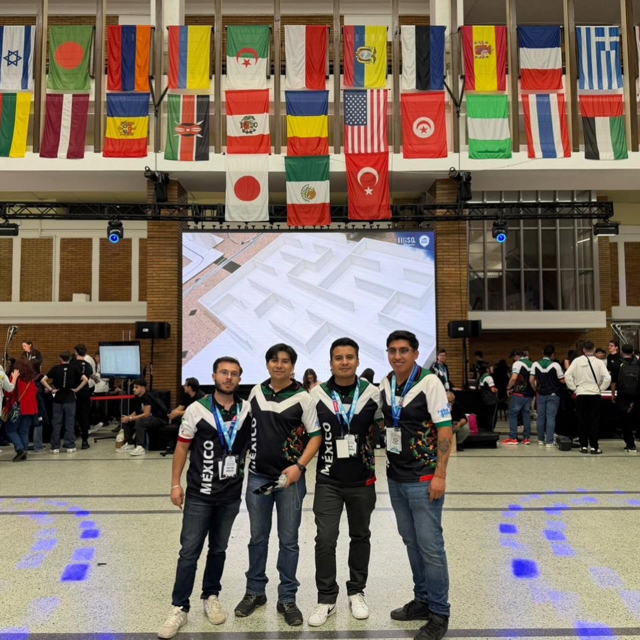 Estudiantes participando en una competencia de robótica